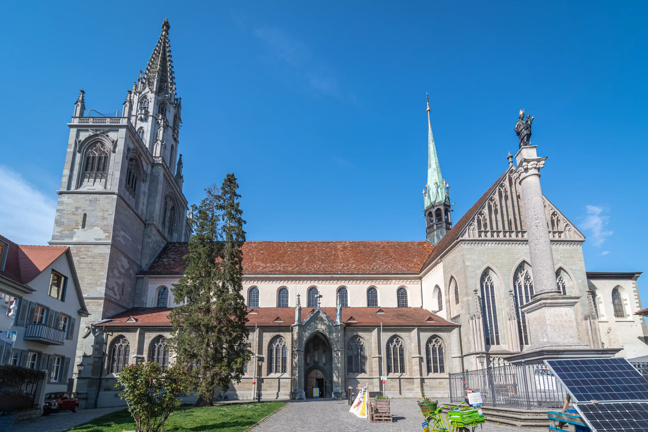 Blick auf das gotische Konstanzer Münster bei strahlendem Sonnenschein.
