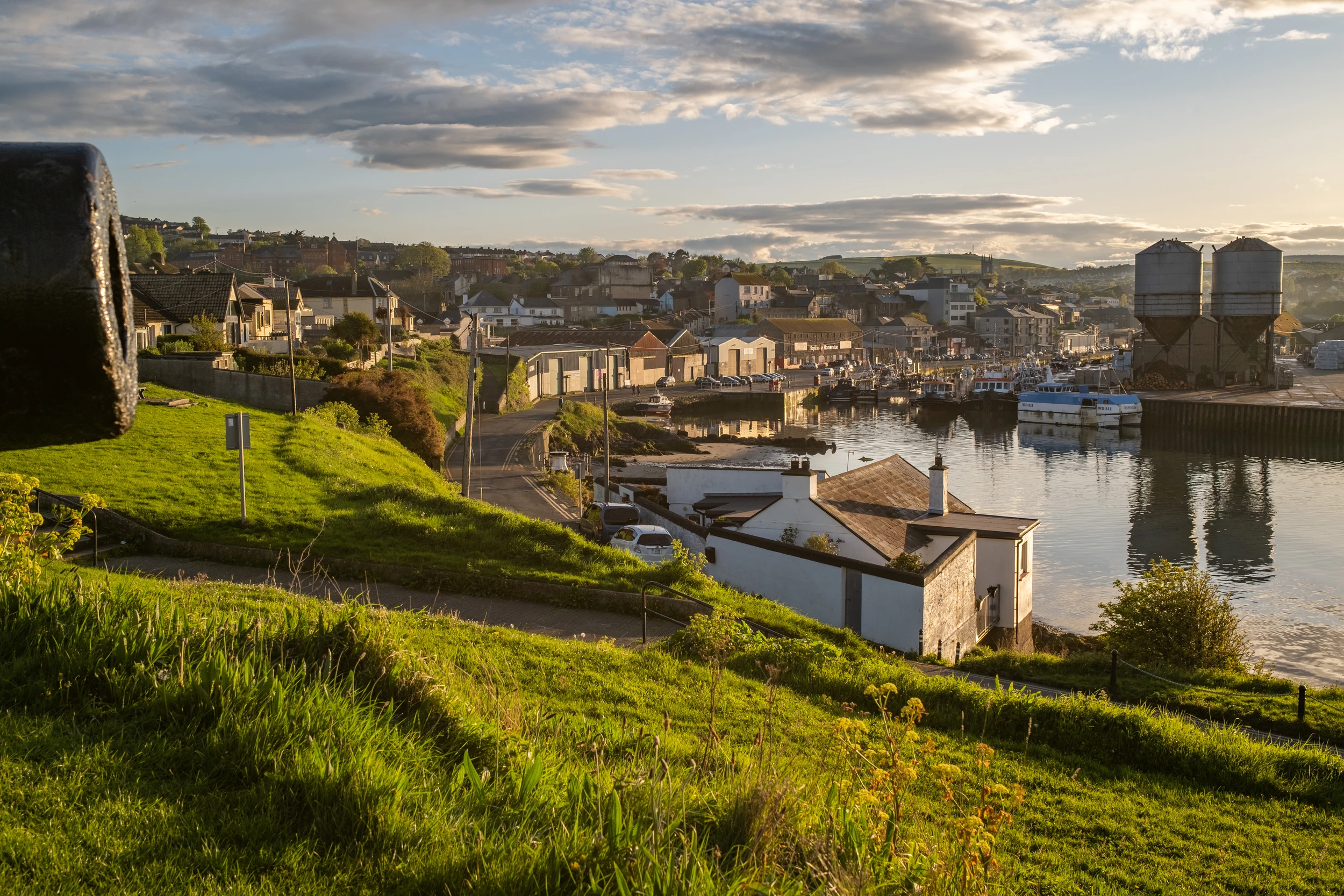 Sonnenuntergang über dem Hafen mit reflektierendem Wasser
