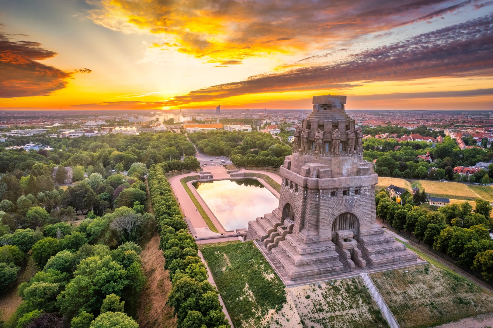 Panoramablick über die Stadt Leipzig mit dem Völkerschlachtdenkmal während dem Sonnenuntergang
