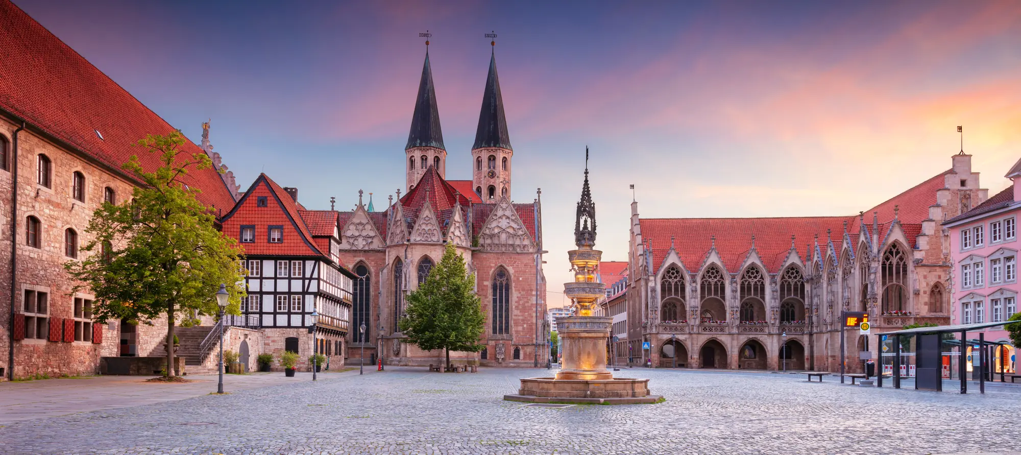 Panoramabild von der Altstadt mit St. Martini Kirche und Altem Rathaus bei Besuch Braunschweig mit Hotel