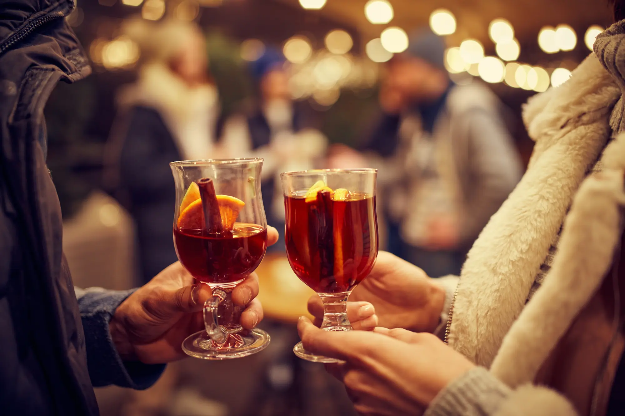 Pärchen trinkt Glühwein auf dem Weihnachtsmarkt