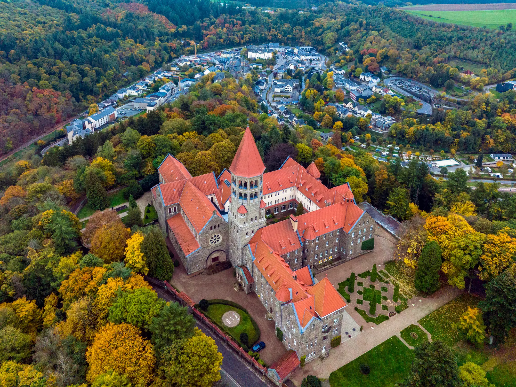 Blick von oben auf Schloß Clervaux in Luxemburg