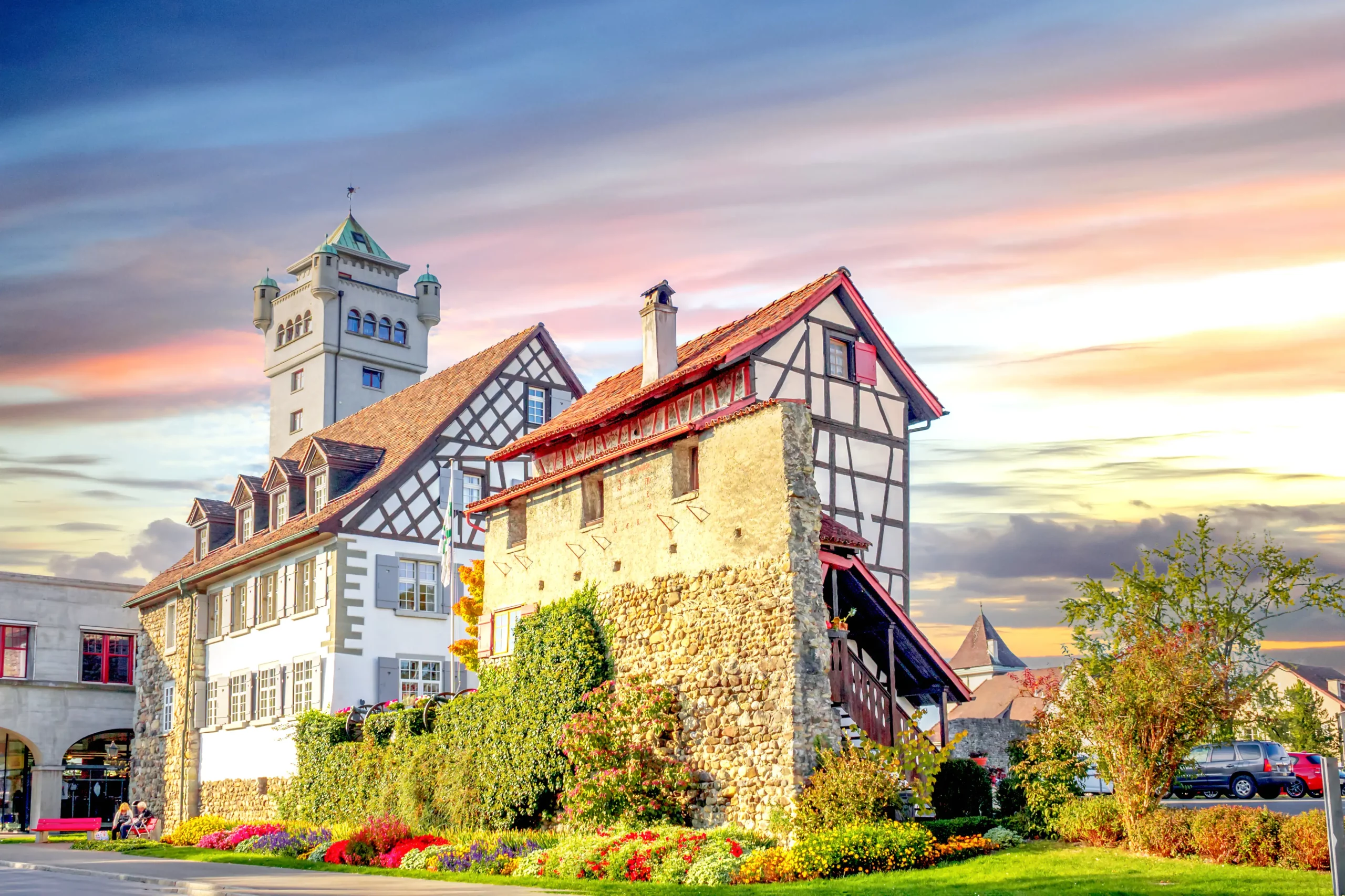 Alstadt, Arbon, Schweiz. Fachwerkhaus mit Wiese und Blumen davor.