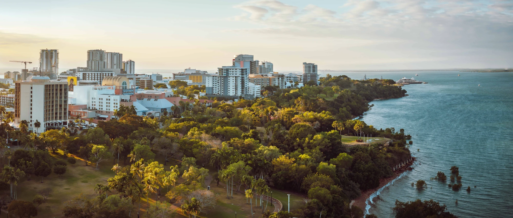 Kombination aus städtischer Architektur und natürlicher Landschaft in Darwin, Australien.