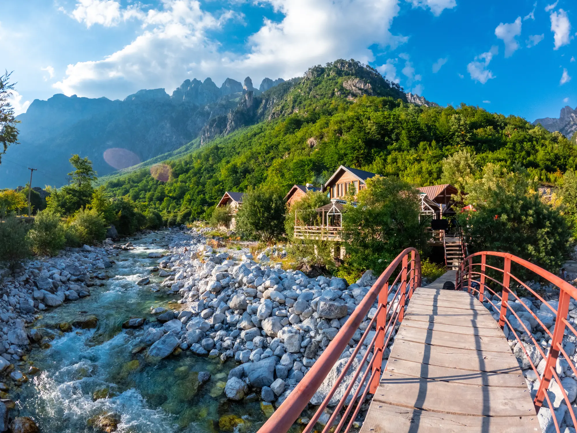 Rote Brücke entlang des Flusses im Valbona-Tal, Theth-Nationalpark, Albanische Alpen,