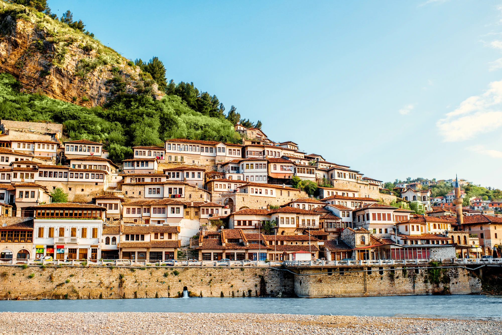 Albanien - Berat City. Stadt in einem Hang gelegen an der Küste Alabniens