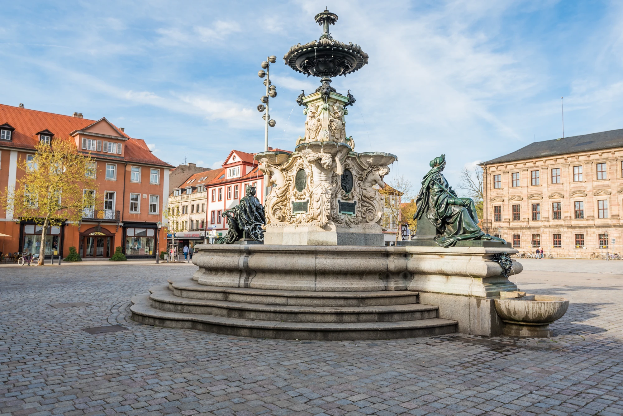 Erlangen Schlossplatz Paulibrunnen - Schöner verzierter Brunnen in Stadtmitte