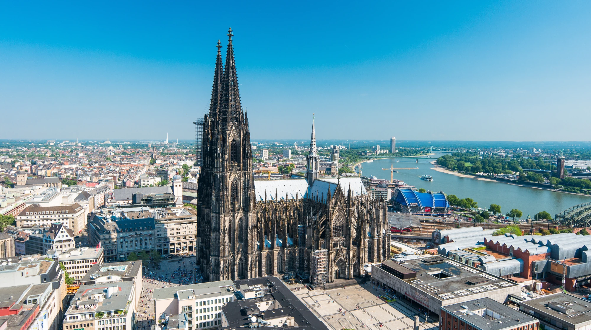 der Kölner Dom und ein weiter Blick auf den Rhein