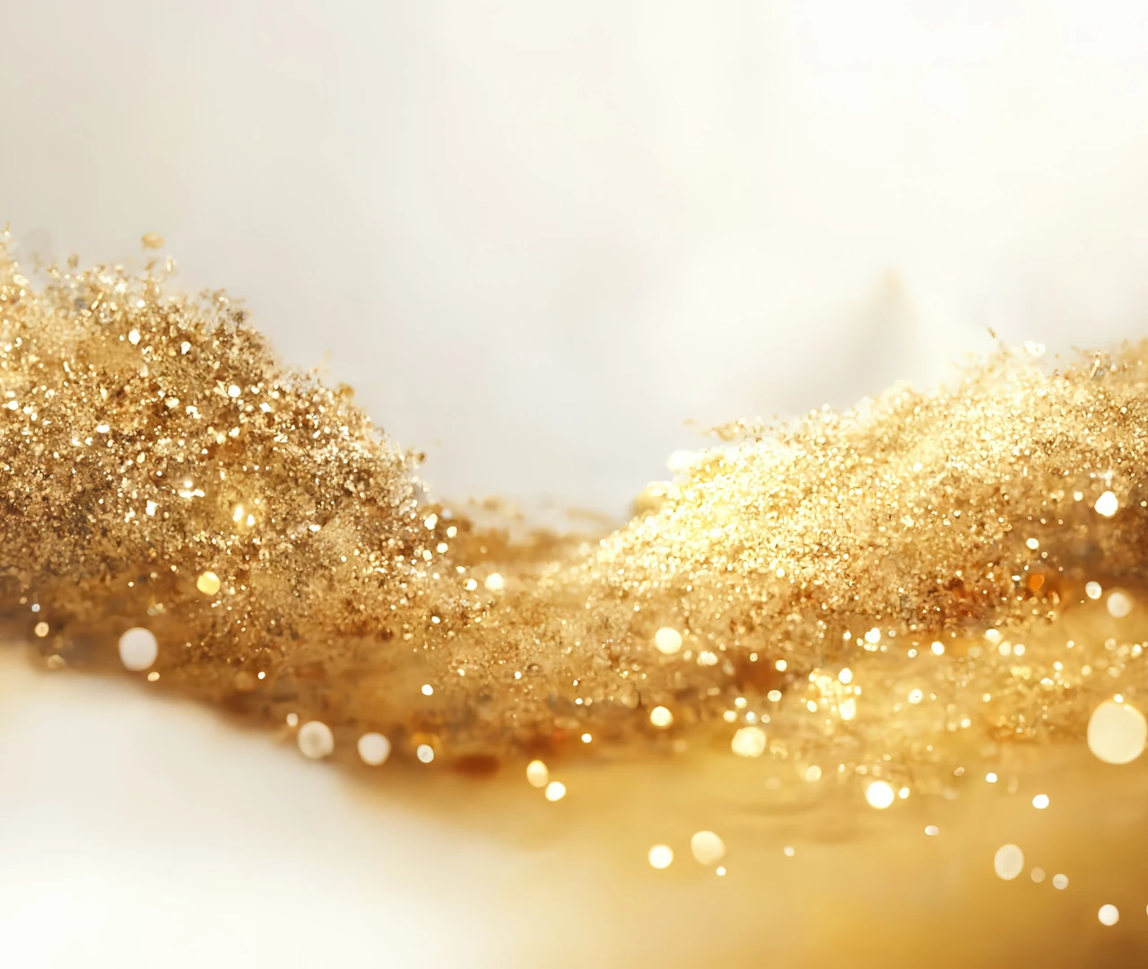 Goldener Glitzerzauber von feinen zu groben Pigmenten