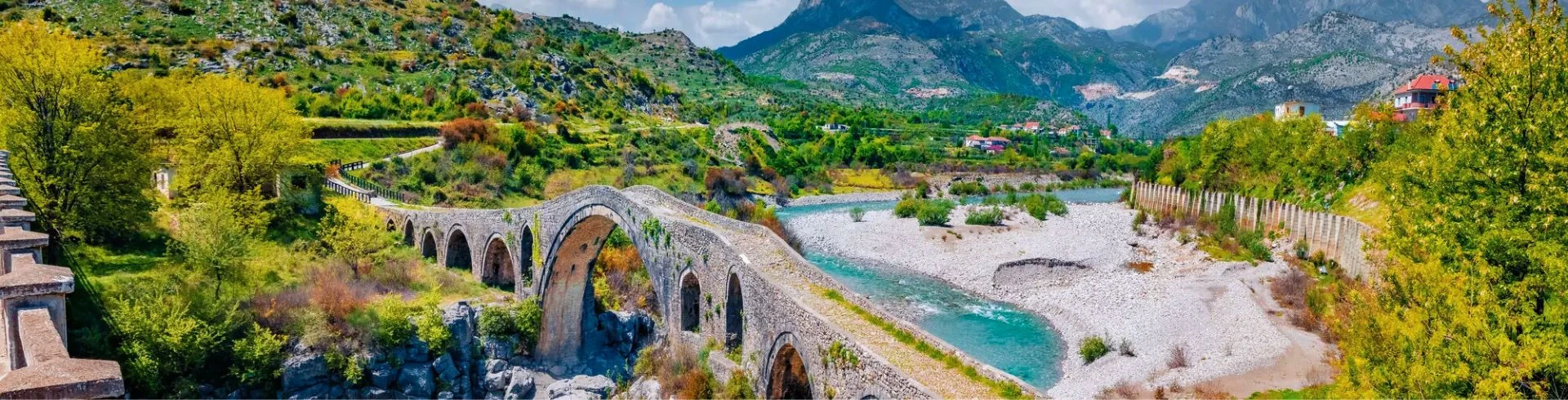 Banner: Spektakuläre Frühlingsansicht der alten Mes-Brücke. Wunderschöne Morgenlandschaft von Shkodra. Fesselnde Naturszene in Albanien