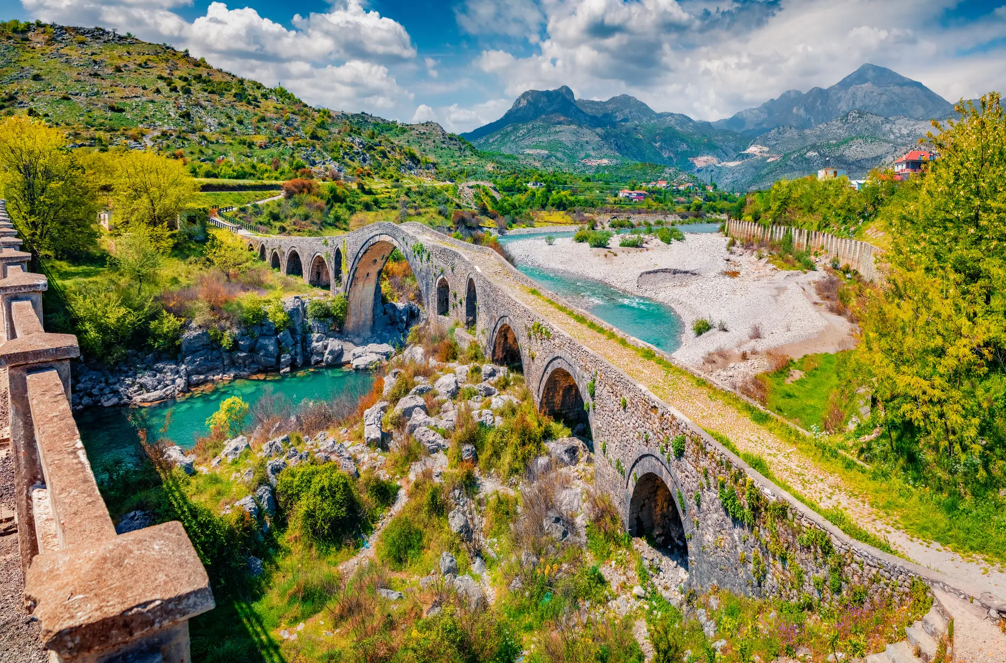 Spektakuläre Frühlingsansicht der alten Mes-Brücke. Wunderschöne Morgenlandschaft von Shkodra. Fesselnde Naturszene in Albanien