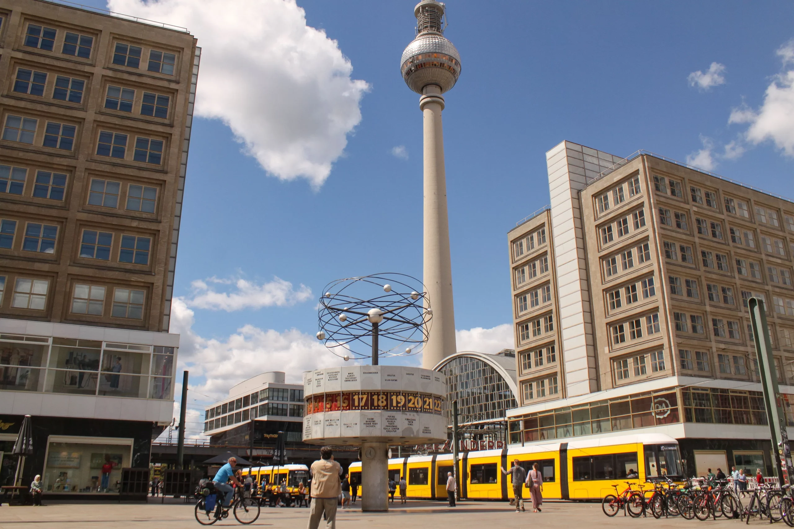 Alexanderplatz mit der Weltzeituhr.