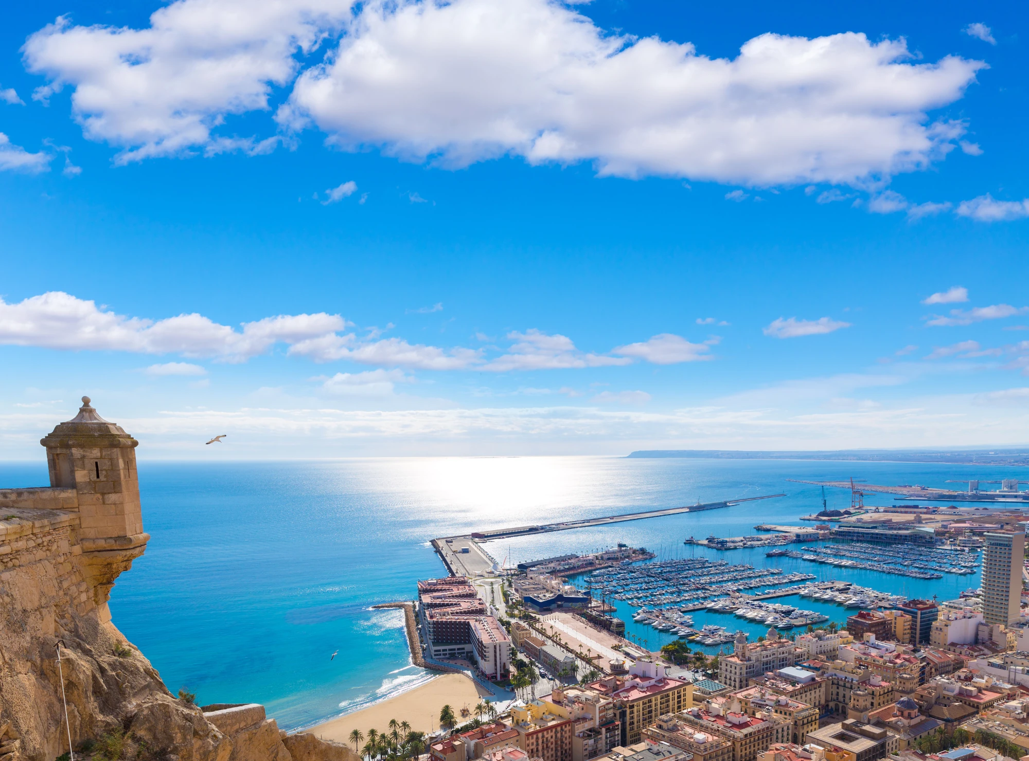 Panoramablick auf Alicante mit Hafen und Strand