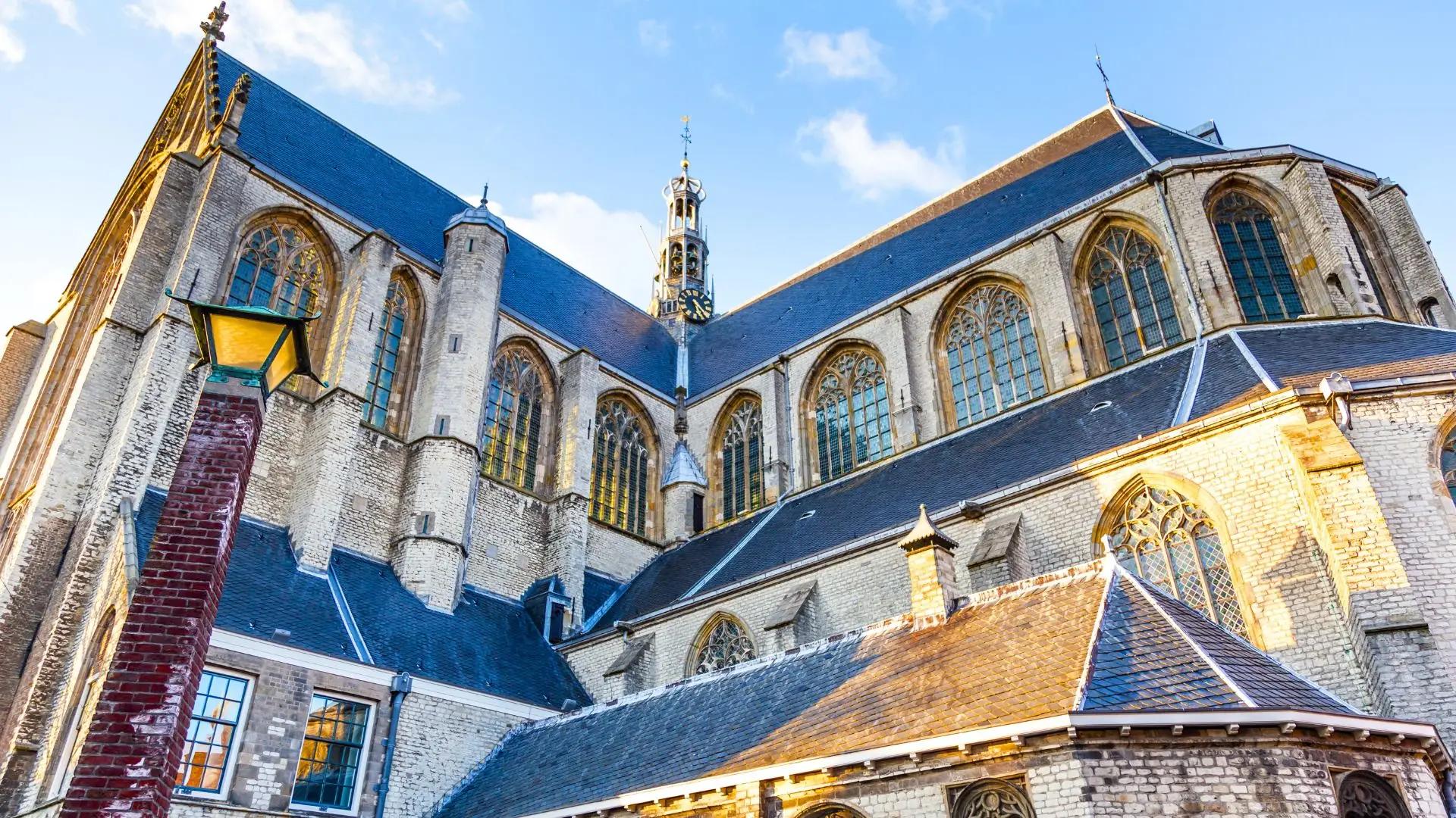 Blick auf die gotische Kirche mit beeindruckenden Fenstern und einem Turm.