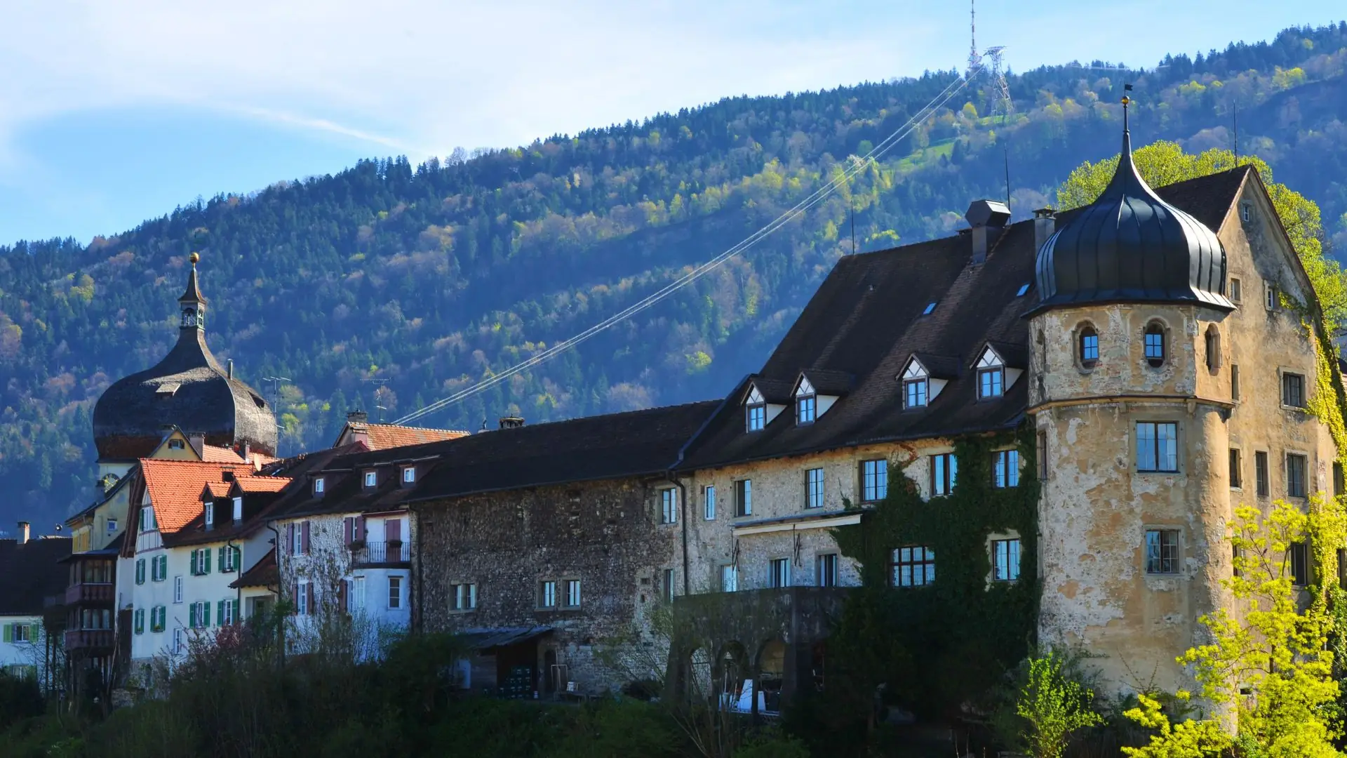 Historische Architektur am Bodensee mit Bergen im Hintergrund