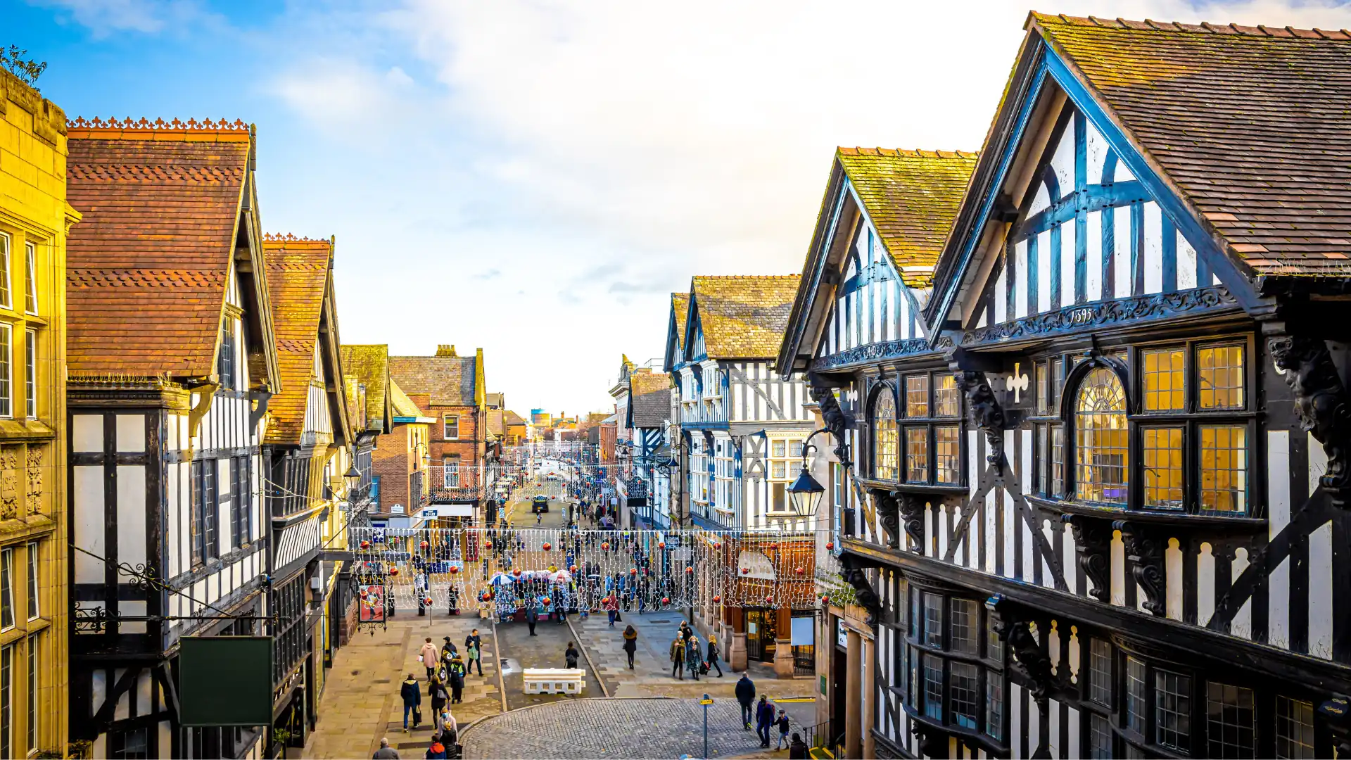 Alte Häuser in Chester, eine Stadt im Nordwesten Englands, bekannt für ihre ausgedehnten römischen Mauern aus rotem Sandstein