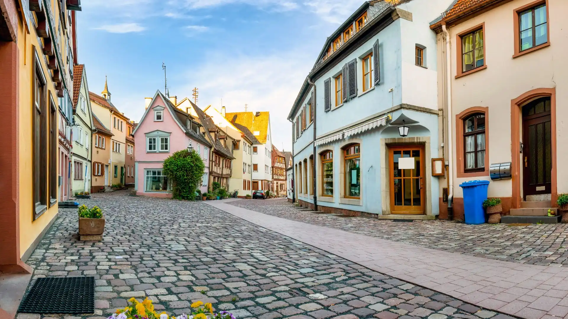 Kopfsteinpflasterstraße in der Altstadt von Lohr am Main mit historischen Fachwerkhäusern und bunten Fassaden
