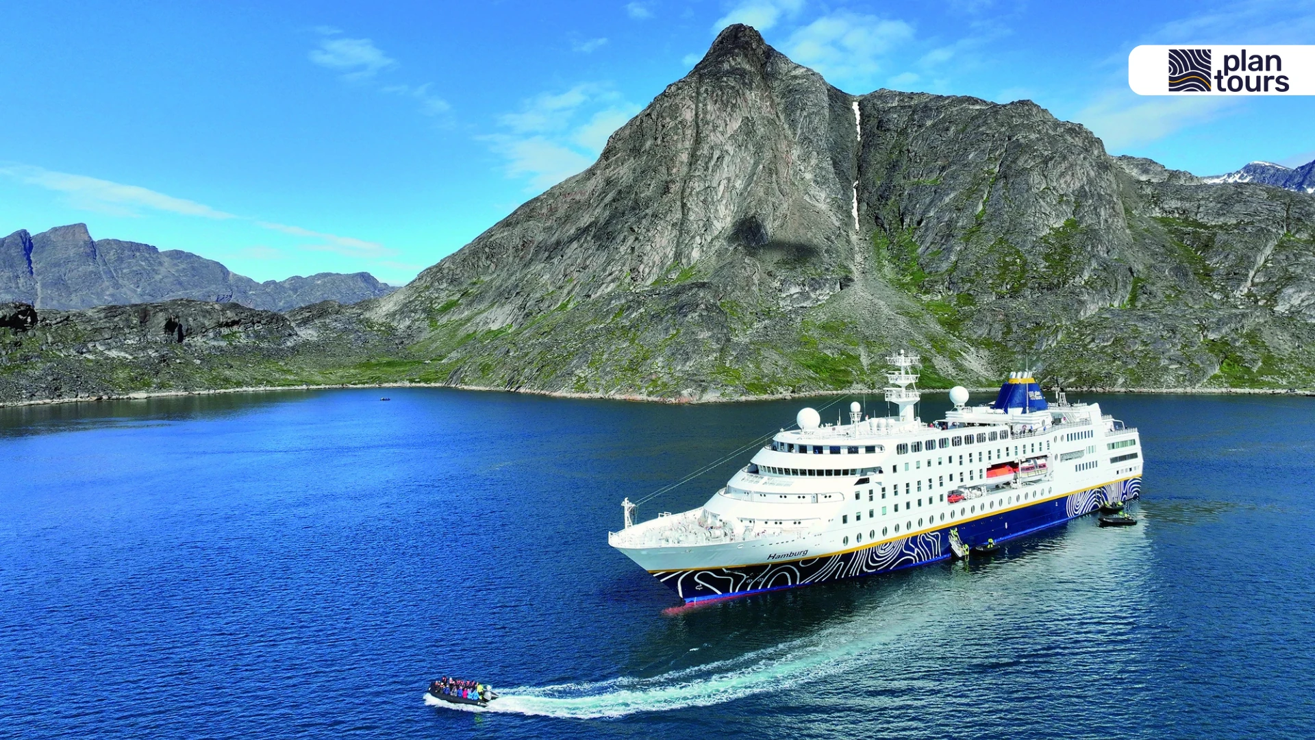 MS Hamburg liegt in Fjord bei Grönland