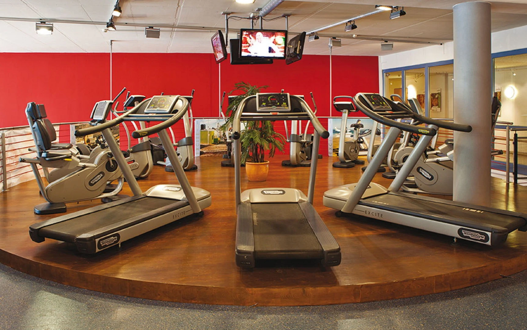 Das Fitnessstudio im Wonnemar Resort in Wismar bietet moderne Geräte in einem einladenden Ambiente – ideal für ein effektives Training und aktive Erholung.