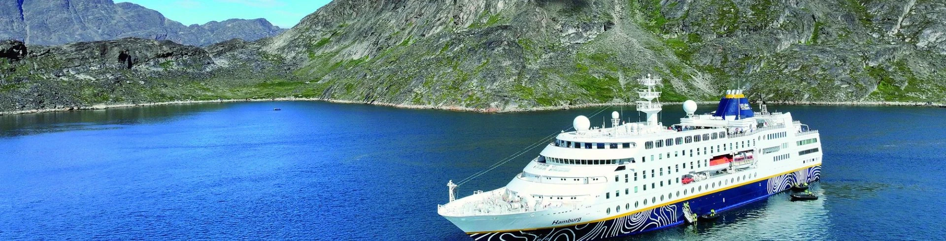 MS Hamburg liegt in Fjord bei Grönland