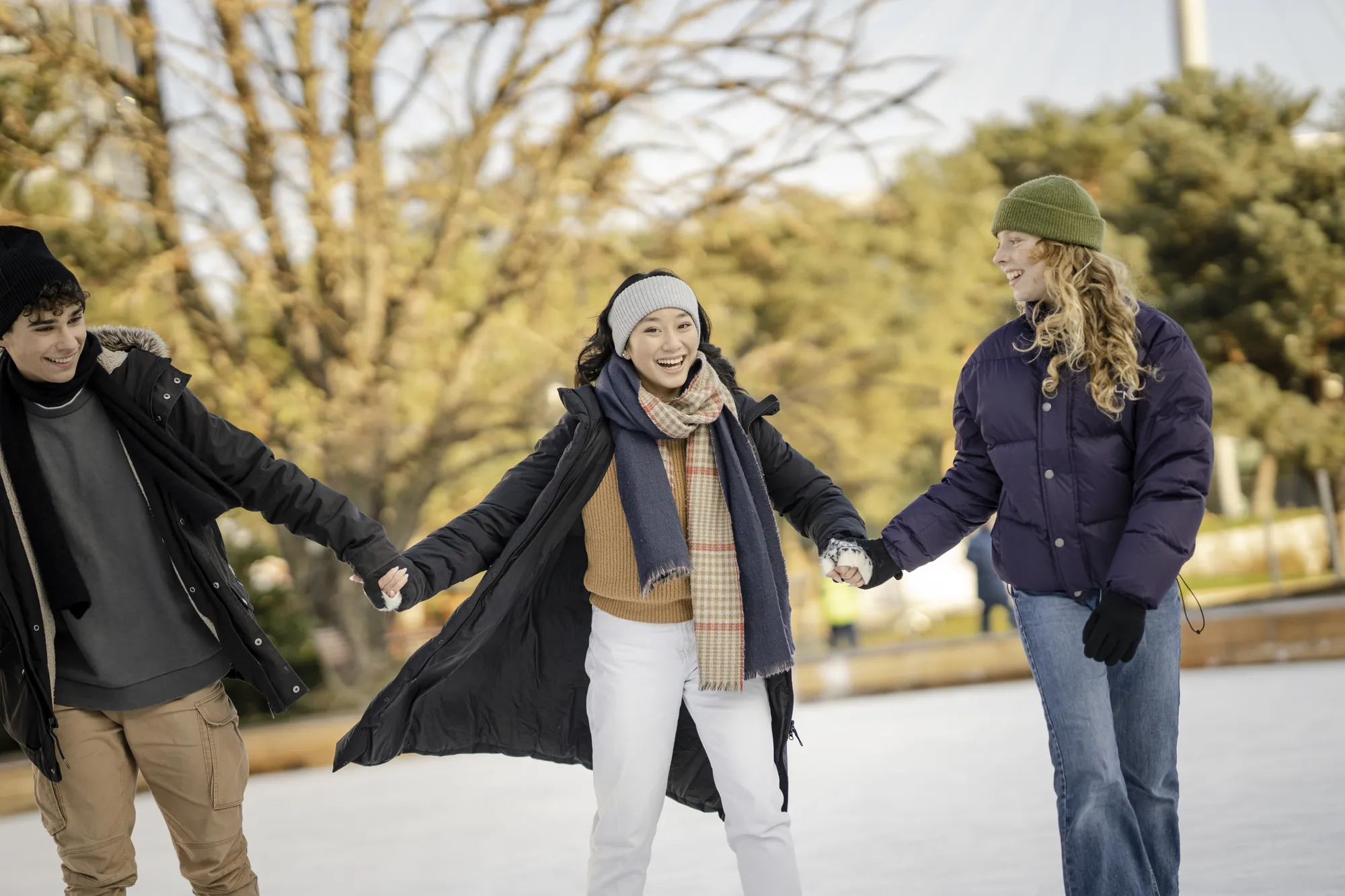 Autostadt Wolfsburg - Jugendliche auf der Eisbahn halten zusammen Hände