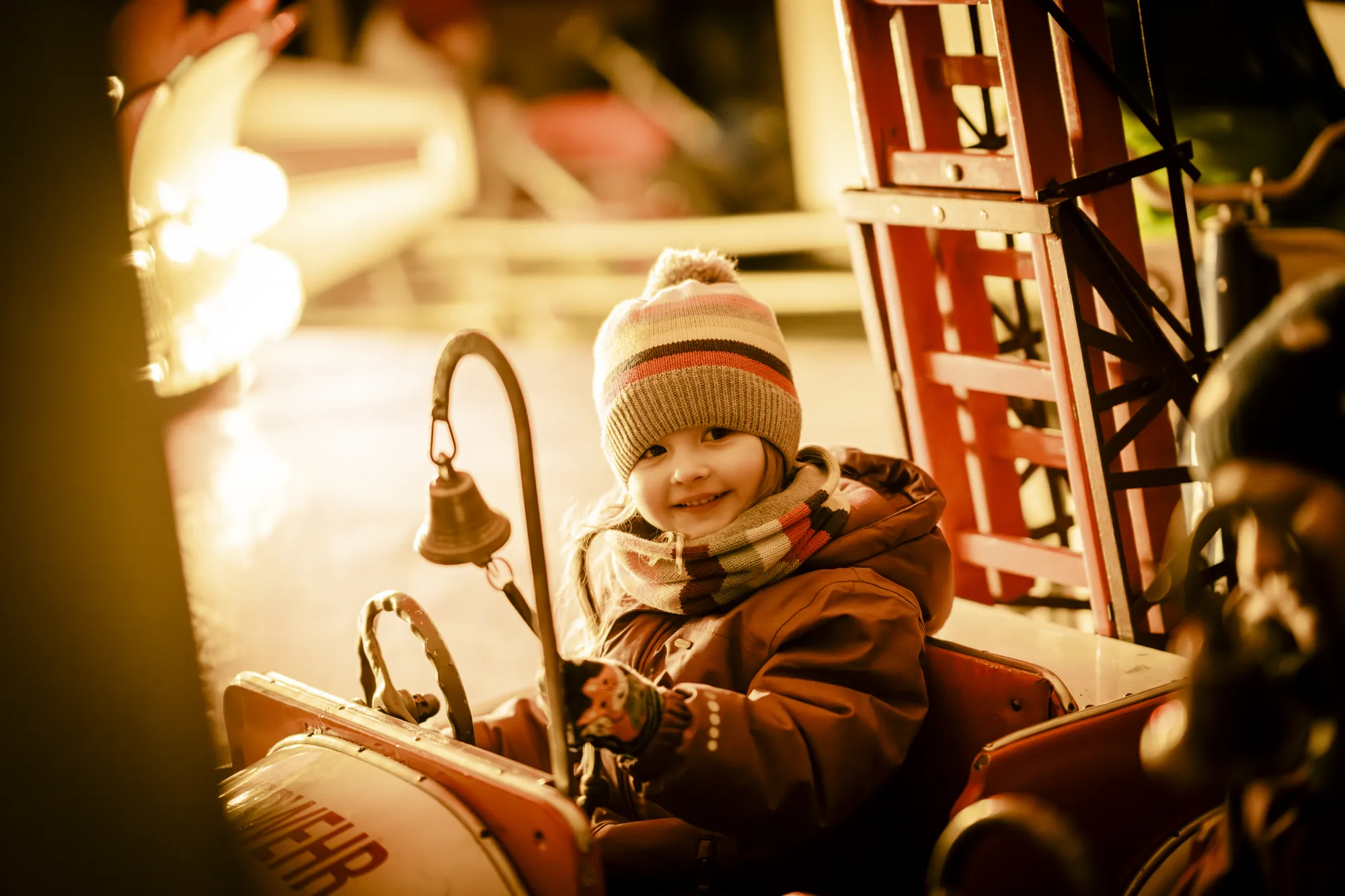 Autostadt Wolfsburg - kleines Kind in einen Wagen einer beleuchteten Attraktion