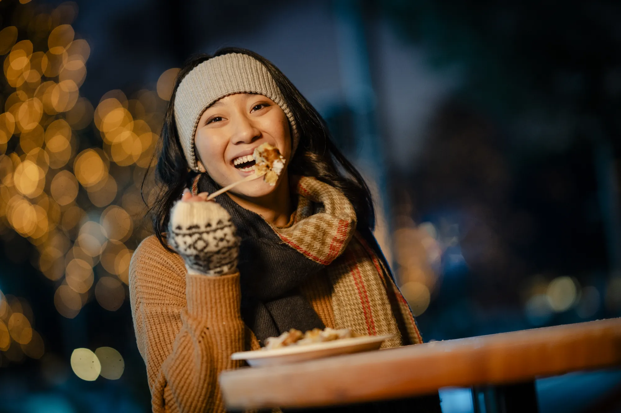 Autostadt Wolfsburg - Glückliche Frau am Essen und unterhalten, Lichter im Hintergrund