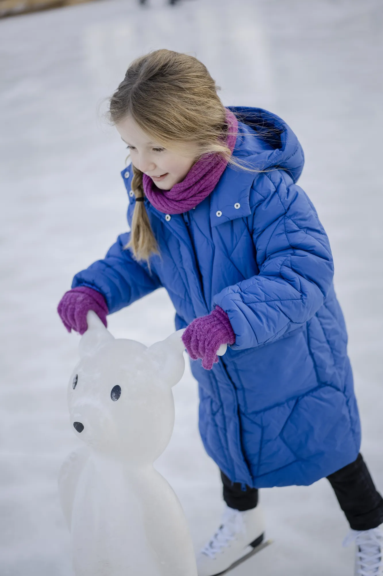 Autostadt Wolfsburg - junges Mädchen mit Schlittschuhen auf der Eisbahn