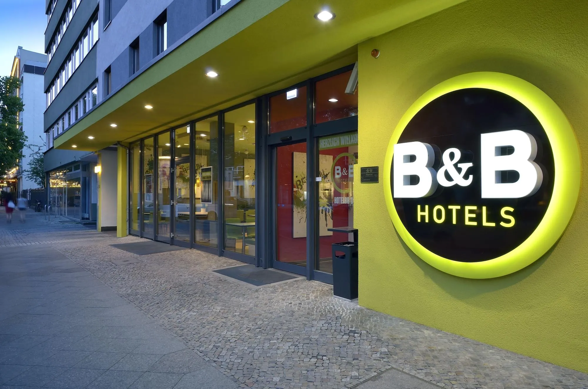 B&B Hotel Berlin-Potsdamer Platz - Außenansicht vom Eingangsbereich mit großem, grünen B&B Logo