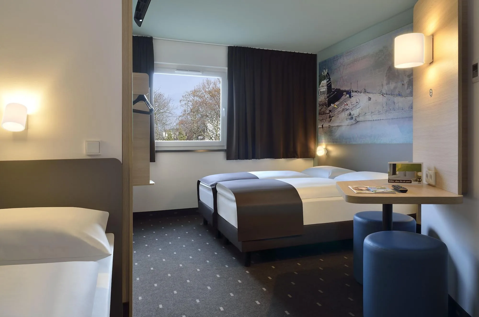 B&B Hotel Heilbronn - gemütliches Zimmer in dunklen modernen Farben