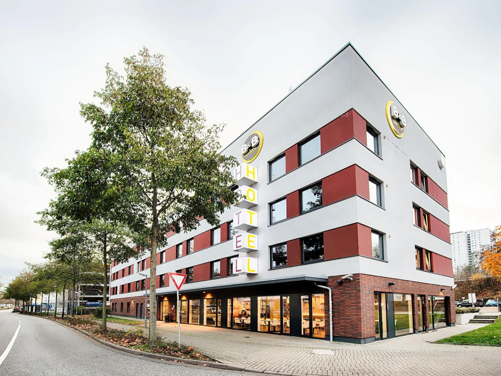 B&B Hotel Kaiserslautern - Außenansicht Hotel in weiß-roten Farben