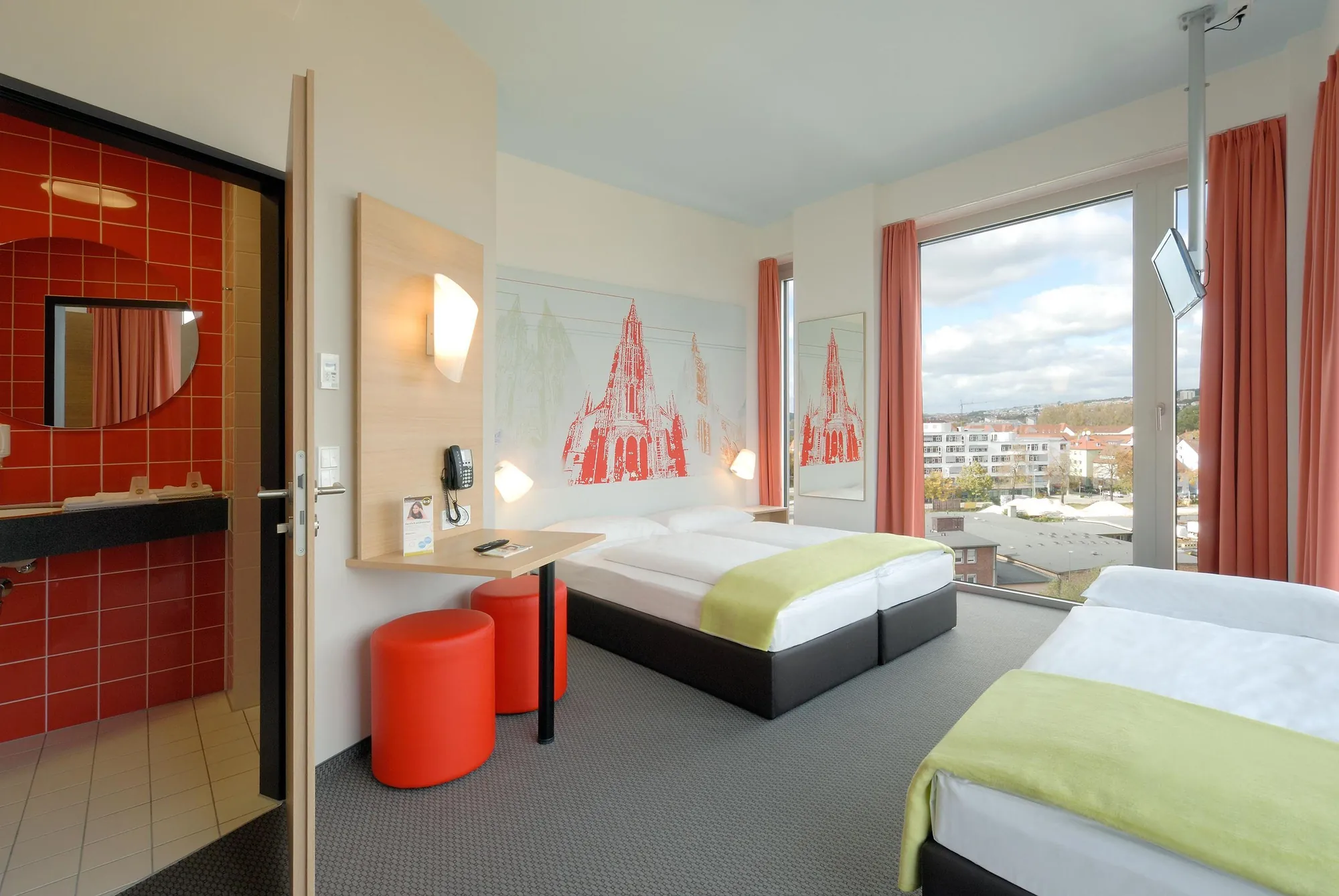 B&B Hotel Ulm - großes Zimmer mit Ausblick auf die Stadt