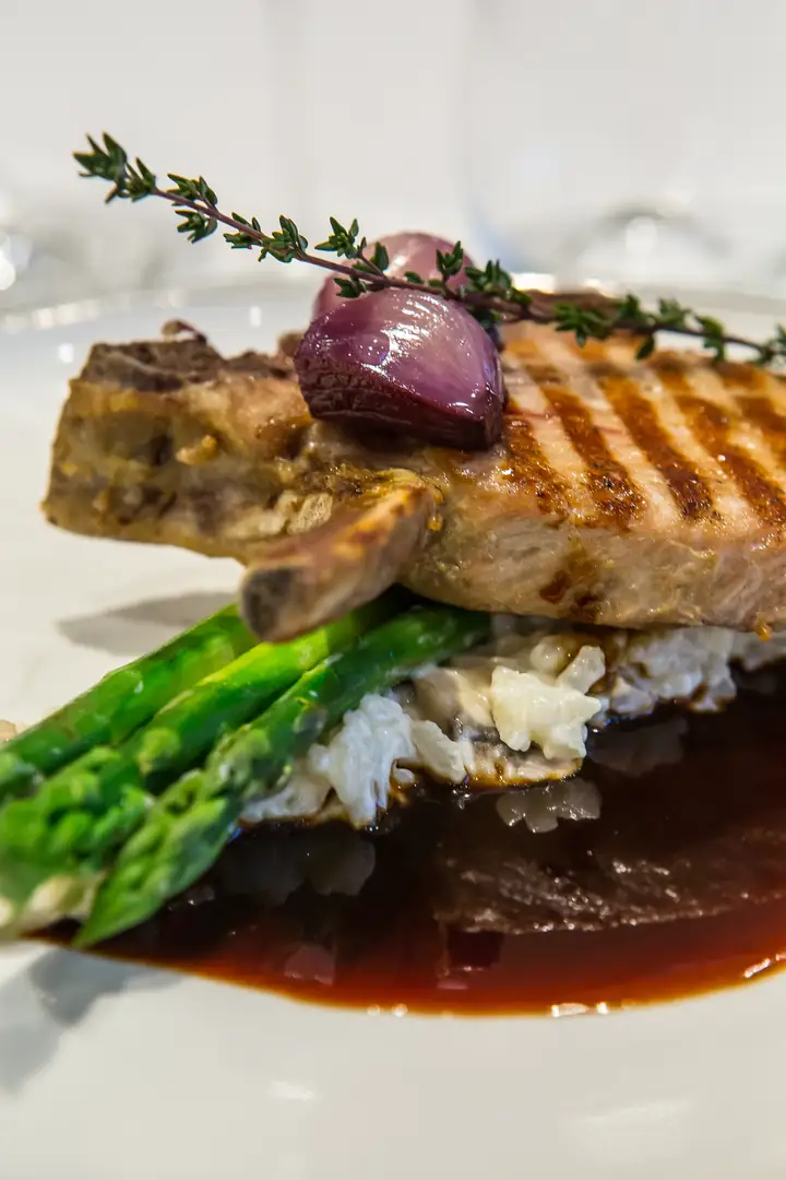 Kunstvoll angerichtetes Fleisch Closeup