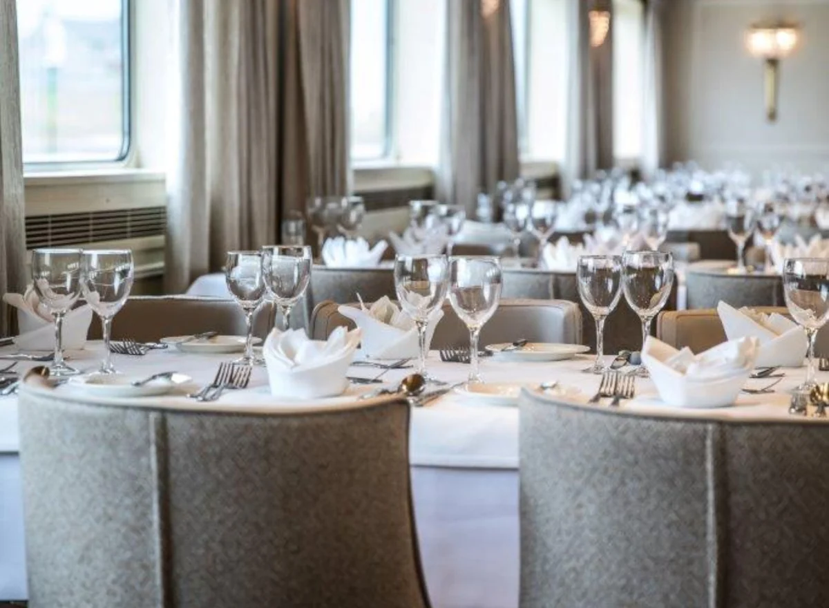 Stilvolles Ambiente für ein Essen in einem eleganten Restaurant