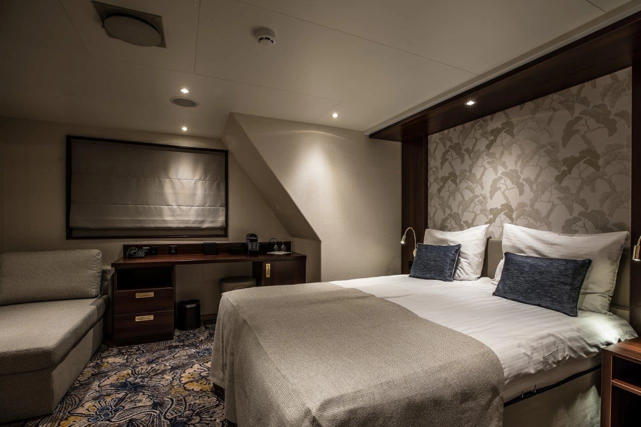 Gemütliches Hotelzimmer mit zwei Betten und entspannendem Ambiente