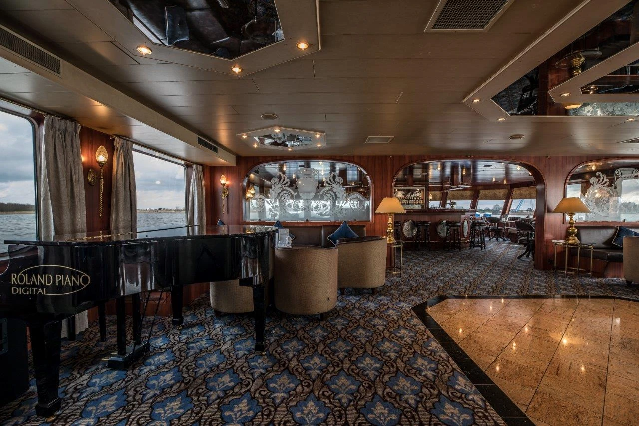 Gemütliche Sitzgelegenheiten in einer stilvollen Bar mit warmem Licht.