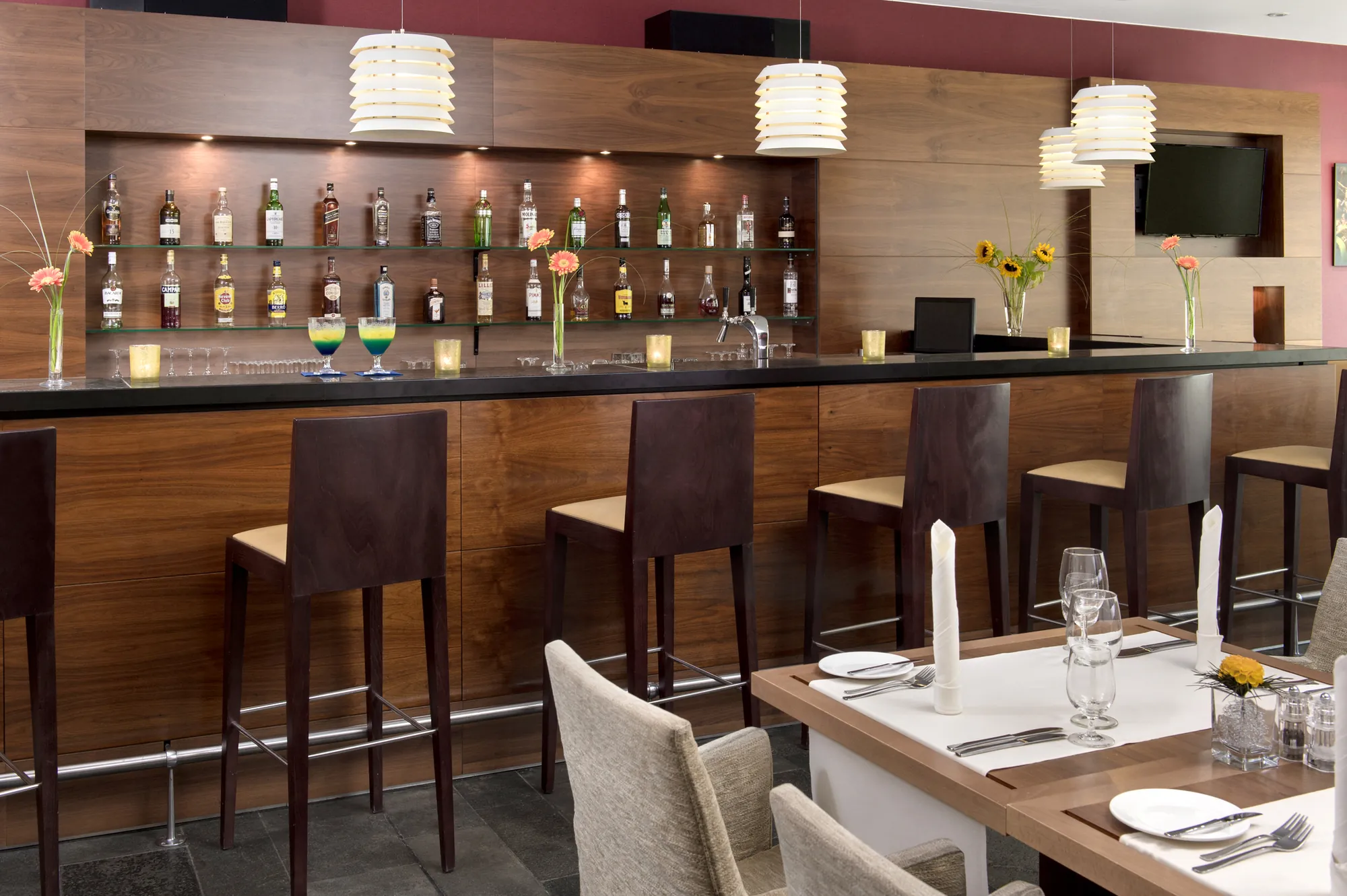 NH Hotel Erlangen - geräumige Bar mit Tresen