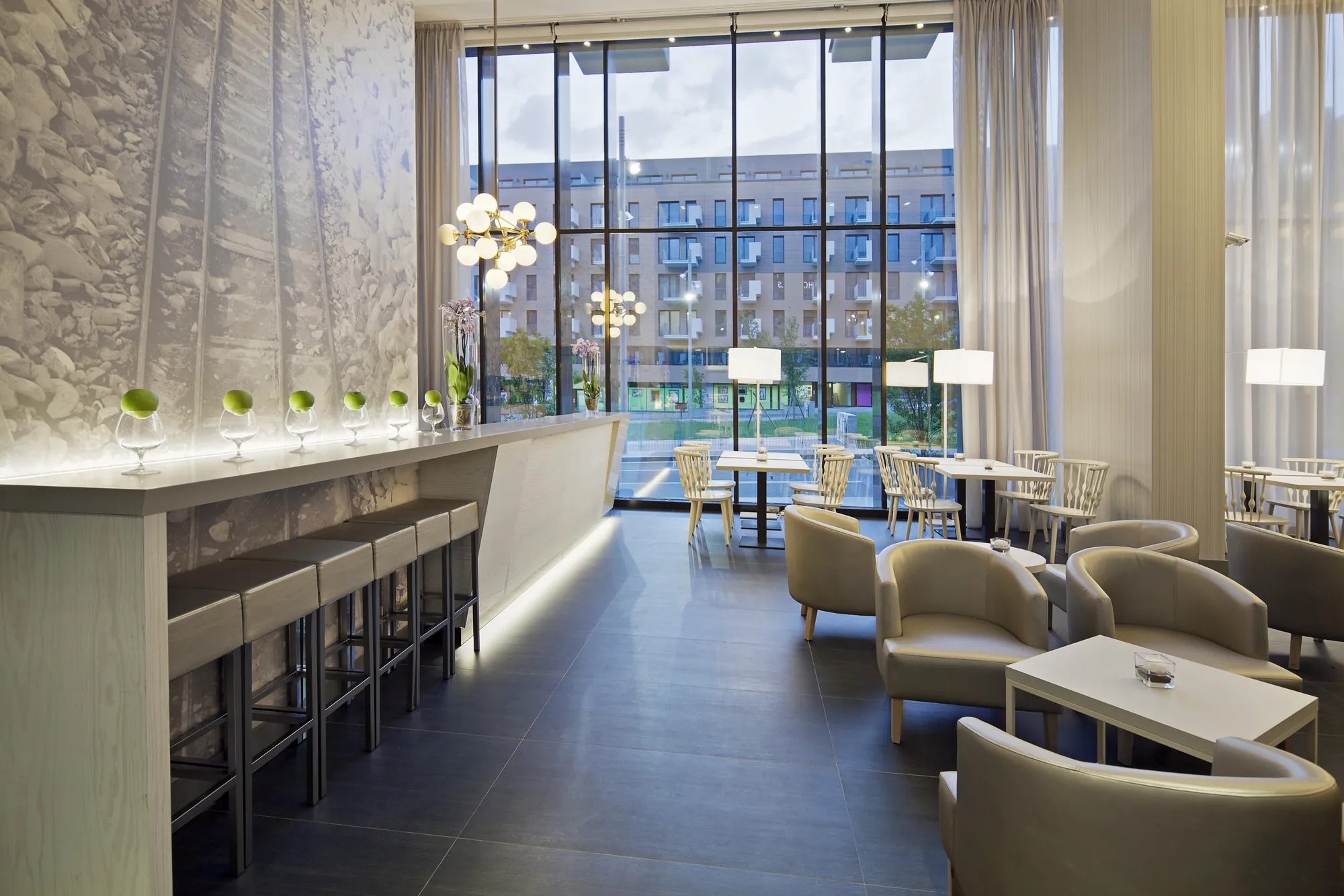 NH Parma - Aussicht auf die Sitzmöglichkeiten in der Bar. Atmosphäre ist elegant und in neutralen Tönen gehalten