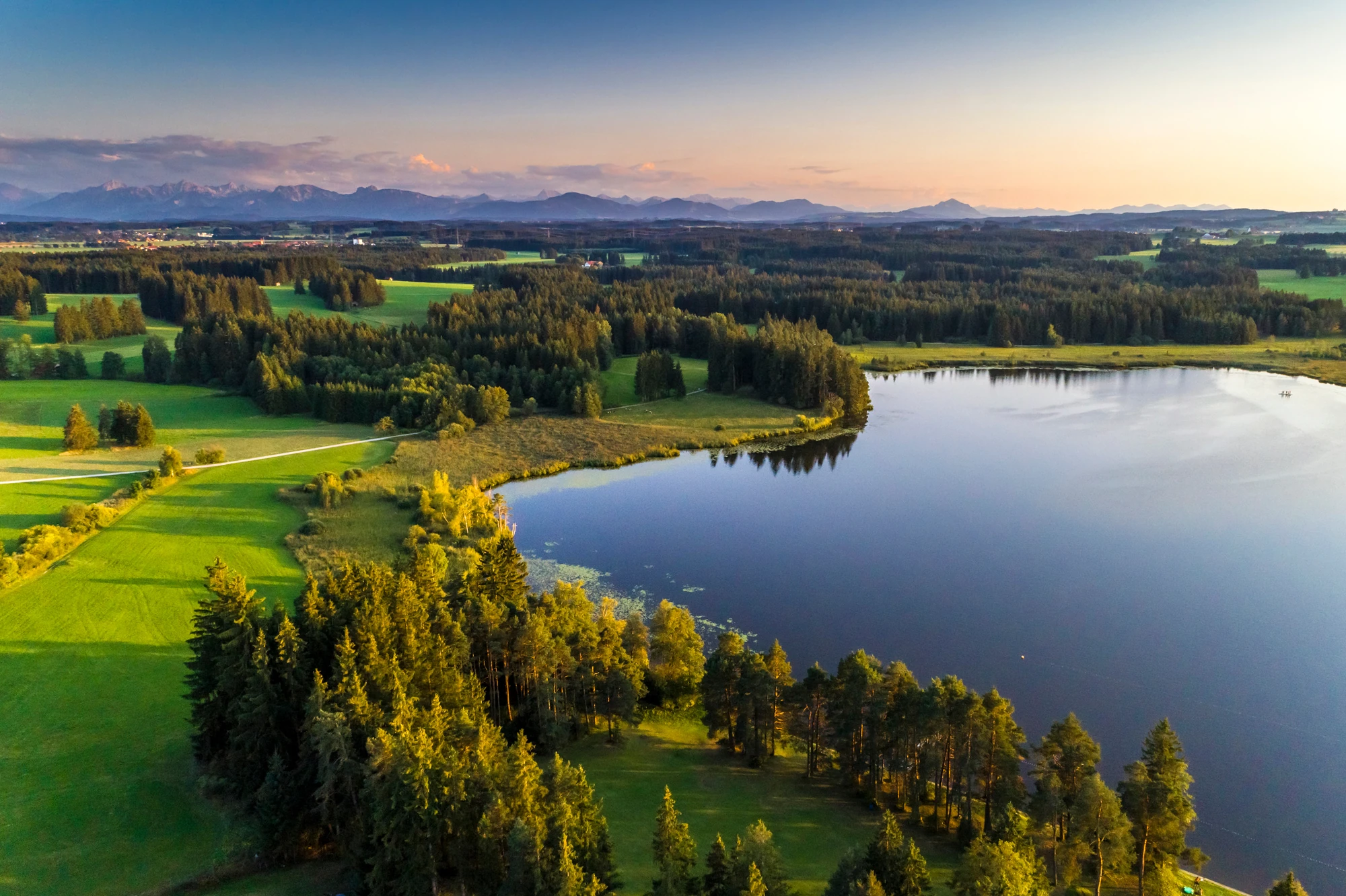 Panoramablick über Bachtelweiher bei leichter Abenddämmerung