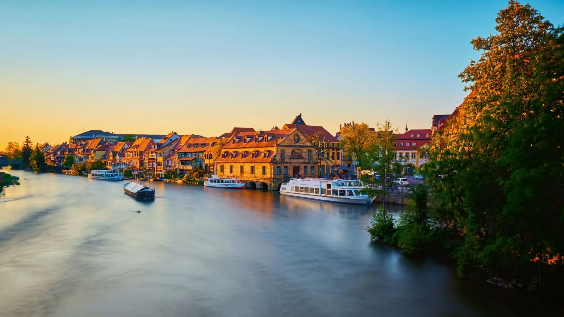 Blick auf das historische Viertel Klein Venedig in Bamberg mit Fachwerkhäusern entlang des Flusses Regnitz bei Sonnenuntergang