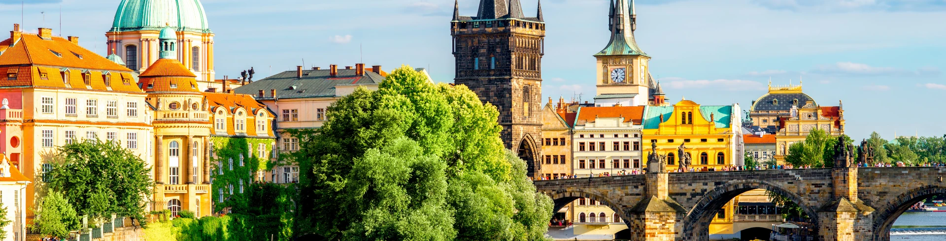 Panoramaansicht der Prager Altstadt mit der Karlsbrücke und historischen Gebäuden.