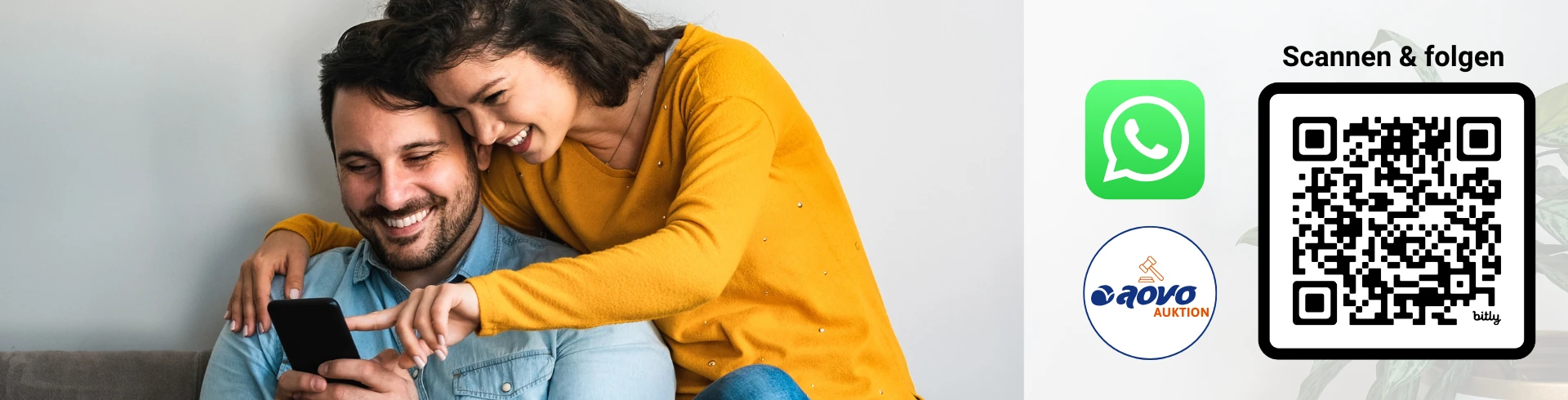 Frau in gelbem Pullover zeigt einem Mann auf dem Sofa etwas auf seinem Smartphone. Daneben WhatsApp-Logo, AOVO AUKTION-Logo, Text 'Scannen & folgen' und ein QR-Code.