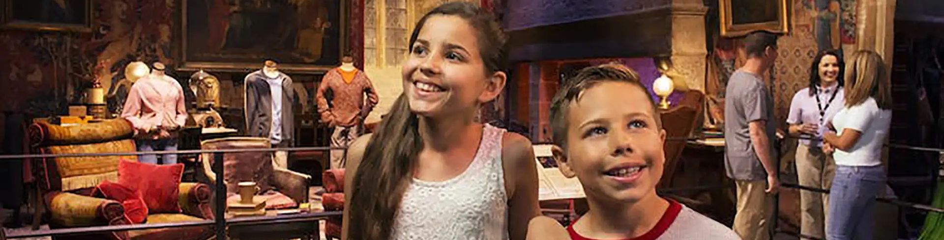 Warner Bros. Harry Potter Studios, zwei Kinder schauen sich Requisiten und Möbel an