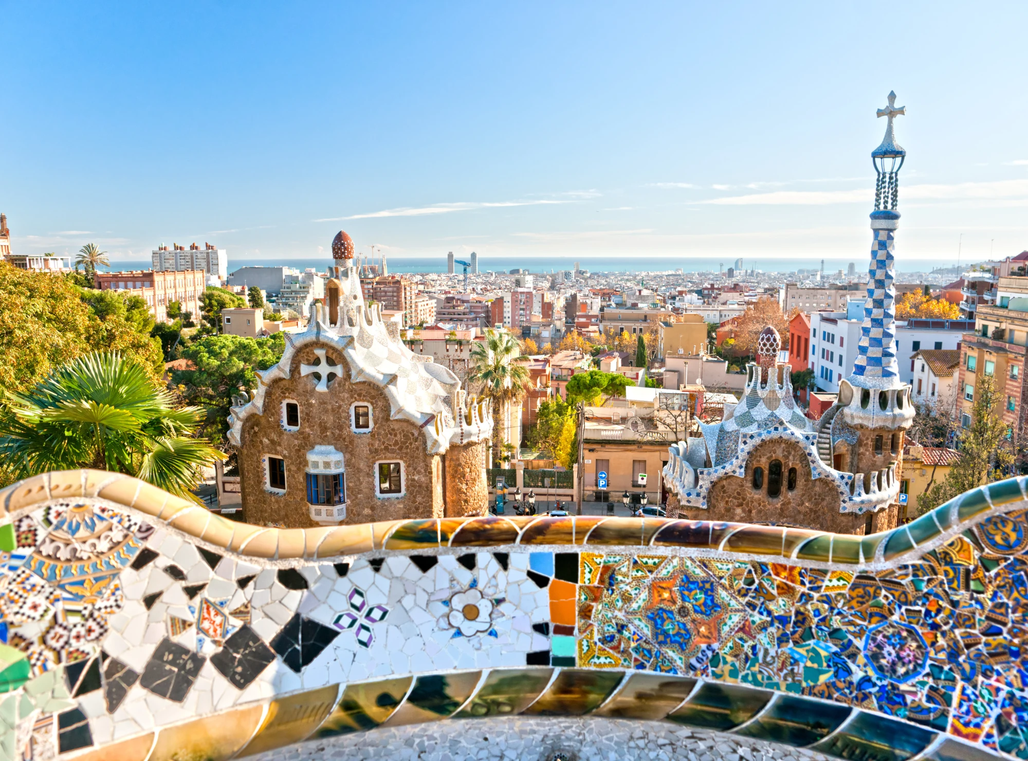 Panoramablick über Barcelona vom Park Güell mit farbenfrohen Mosaiken