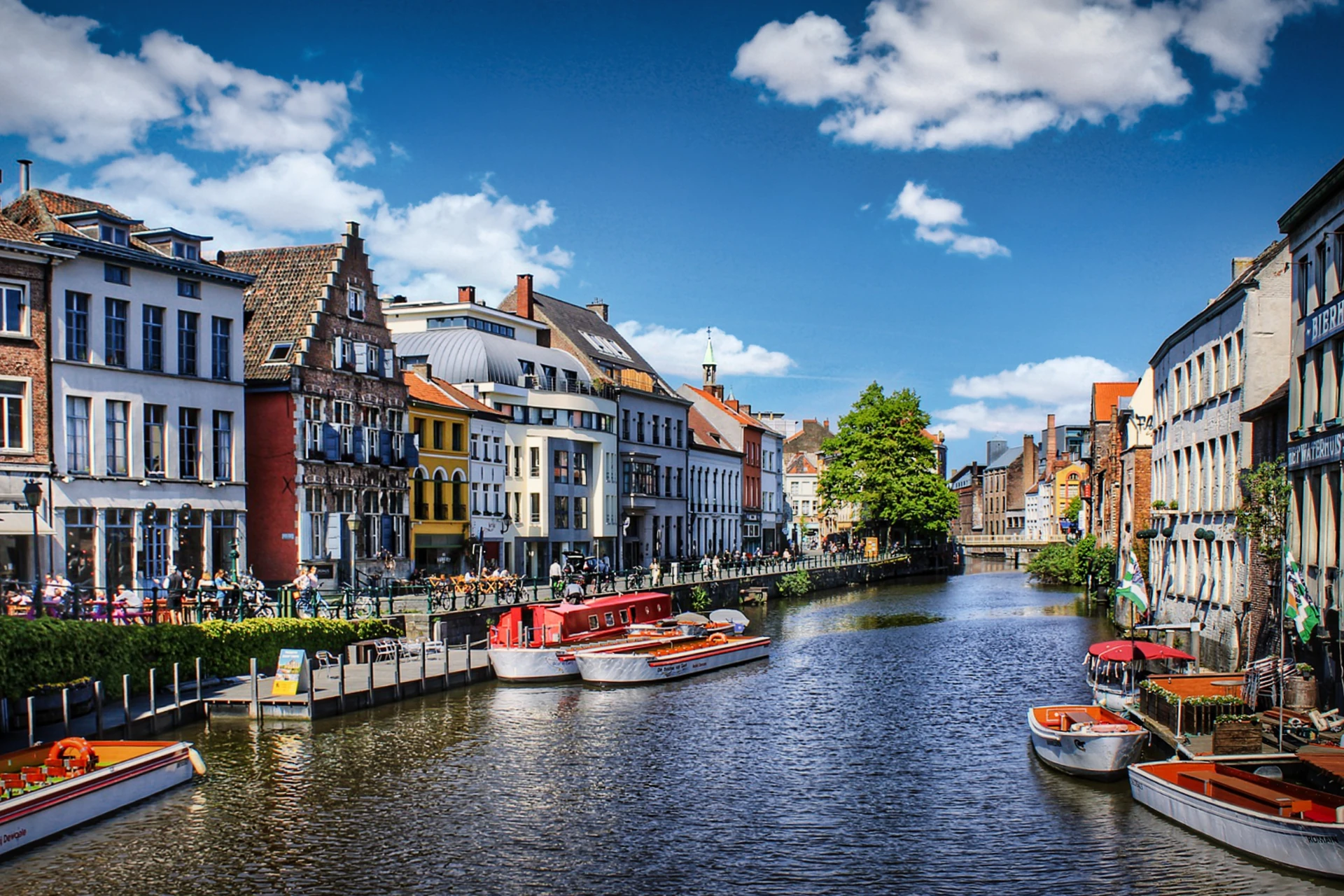 Brügge vom Wasser aus mit Kanal und Häusern sowie Schiffe auf dem Kanal