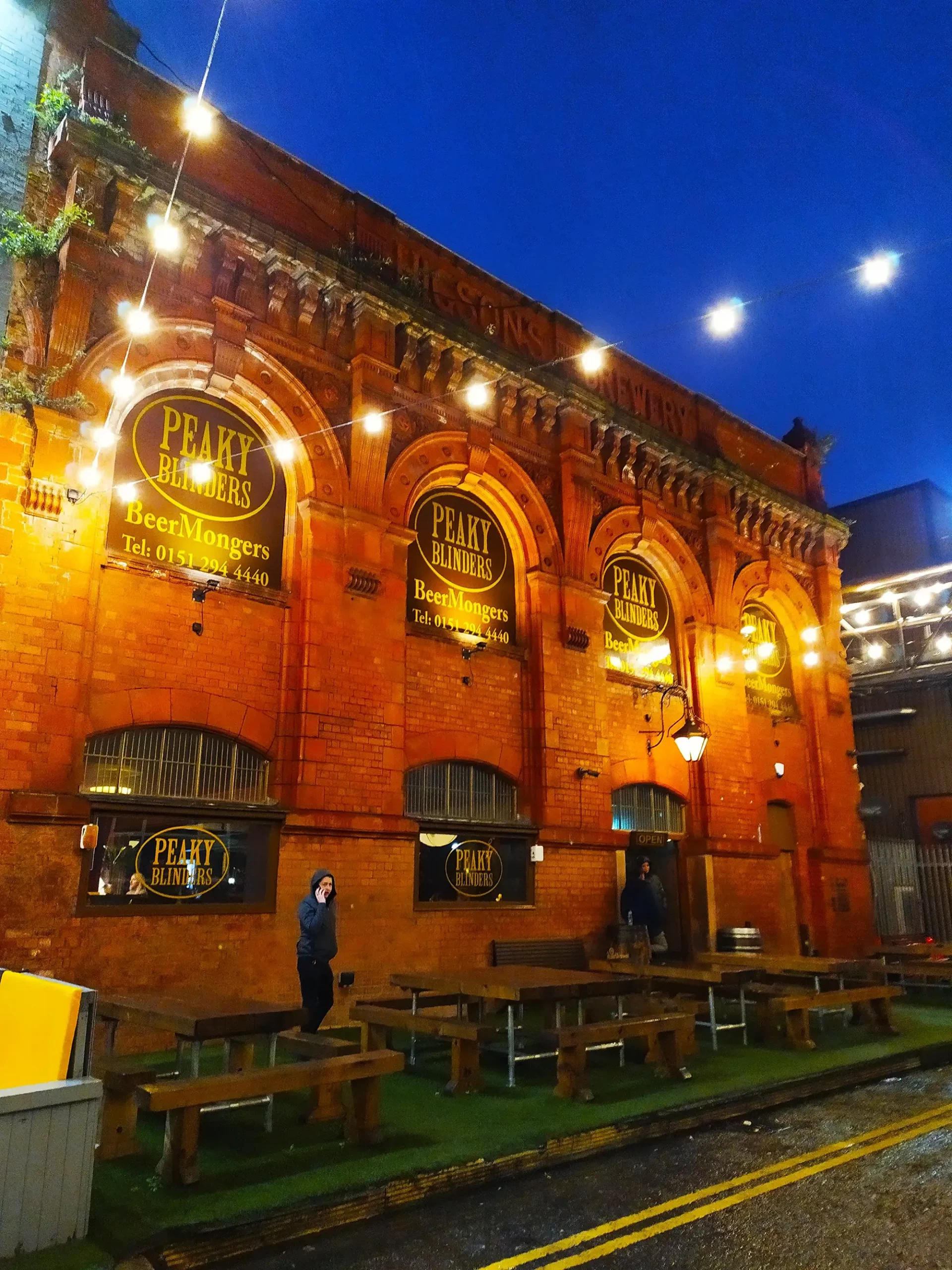 Peaky Blinders Pub in Liverpool von außem angeleuchtet