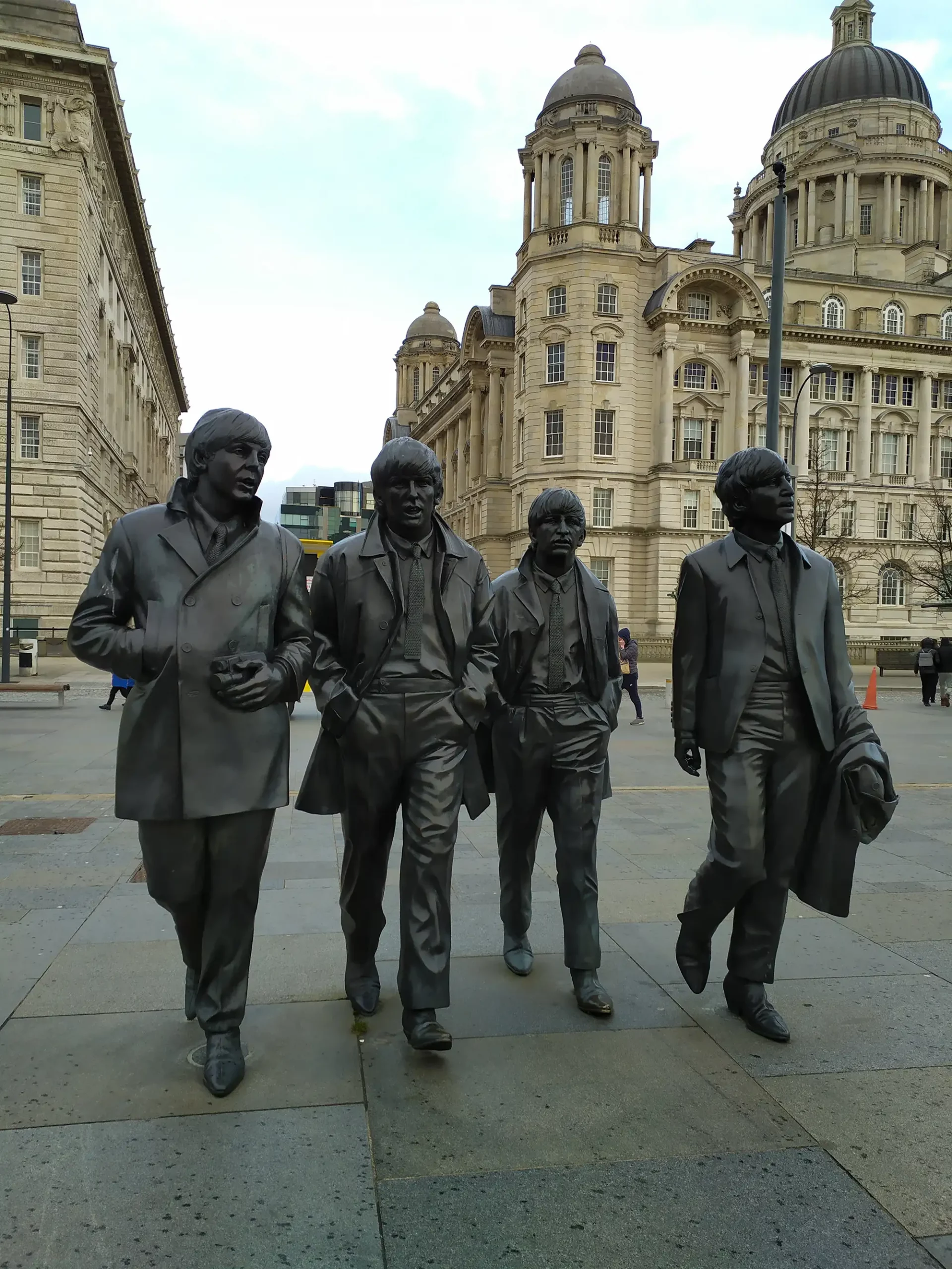 Die Beatles-Statuen in Liverpool sind eine lebensgroße Bronze-Hommage an die berühmte Band, die 2015 am Pier Head enthüllt wurde. Die Skulpturen zeigen John Lennon, Paul McCartney, George Harrison und Ringo Starr und feiern ihren kulturellen Einfluss auf die Musikgeschichte. Sie ziehen zahlreiche Touristen an, die die Geschichte der Beatles würdigen und Fotos vor der beeindruckenden Liverpooler Waterfront machen möchten.