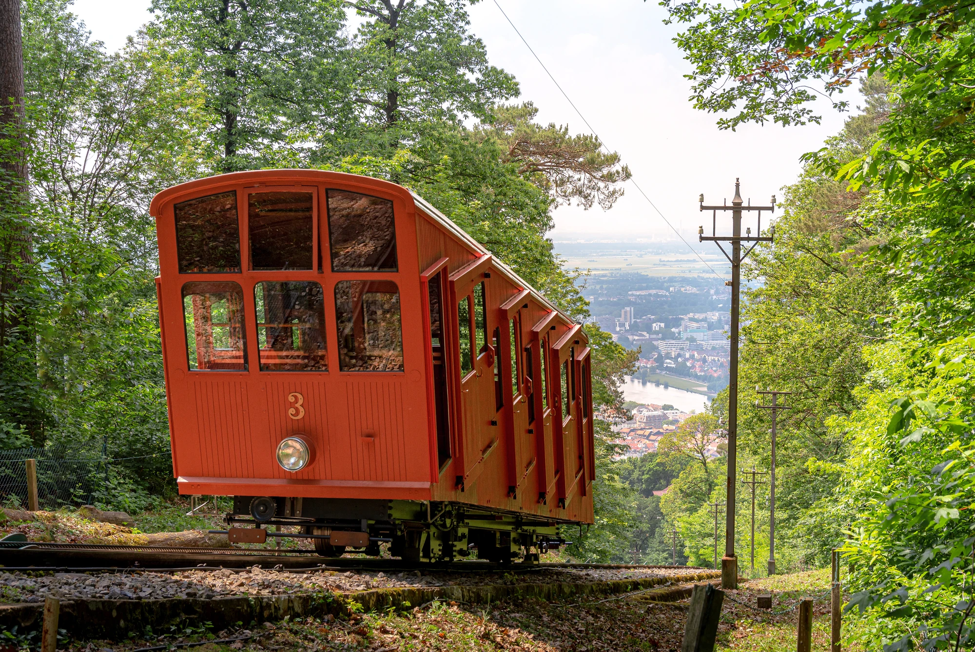 Rote Bergbahn bei Fahrt am Königstuhl bei Heidelberg Urlaub
