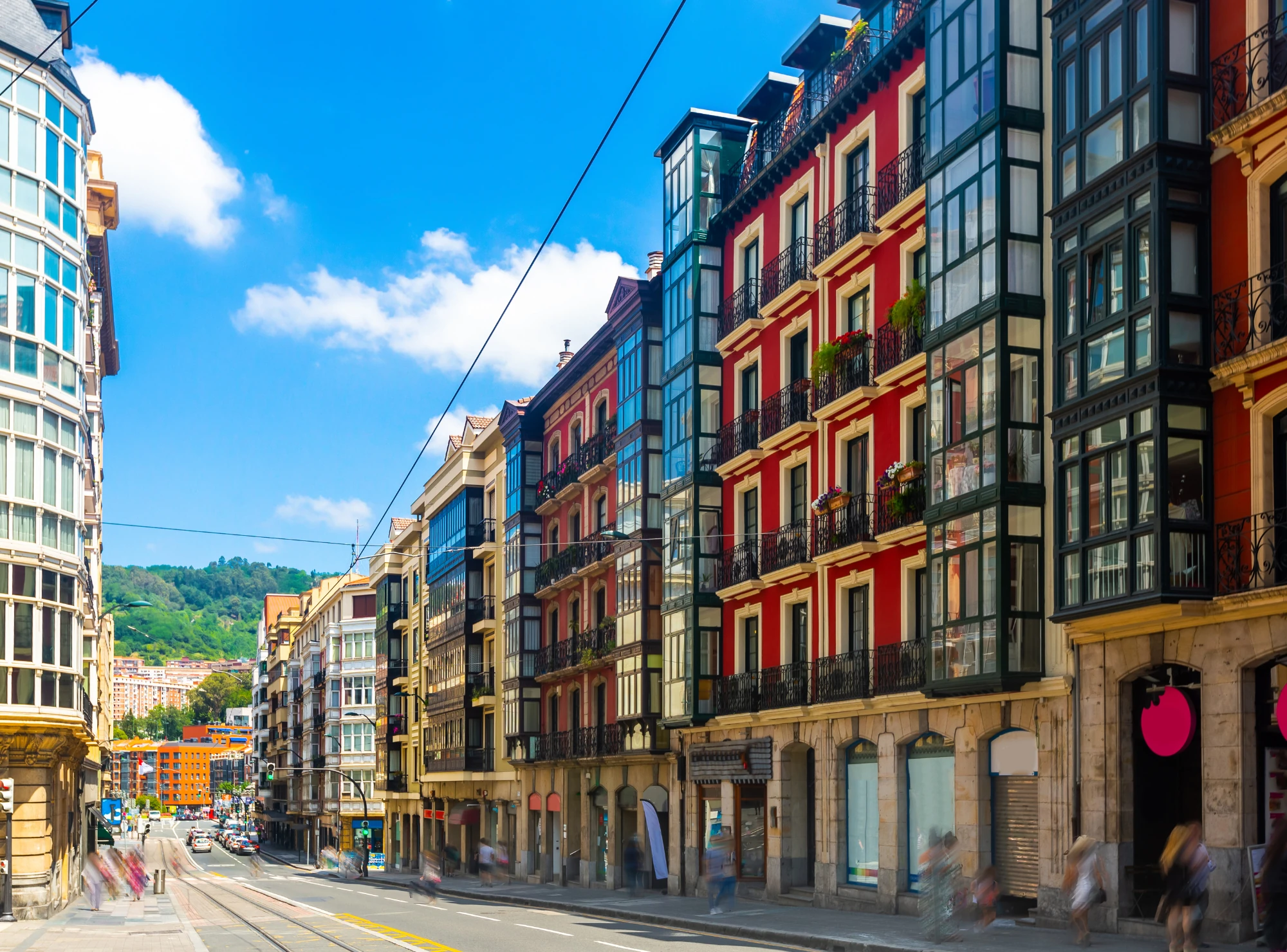 Architektur in Bilbao mit modernen und traditionellen Elementen.