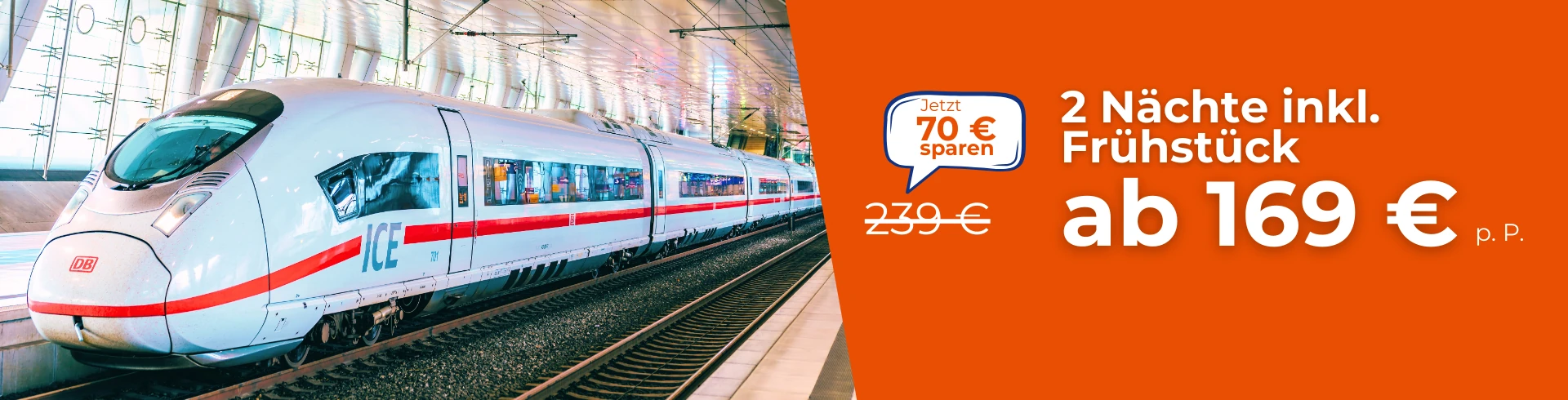 Ein ICE-Zug steht an einem Bahnsteig in einem Bahnhof mit Glasdach und Stahlträgern, daneben ein orangefarbener Werbebereich mit Text zu einem Bahnspecial-Angebot.